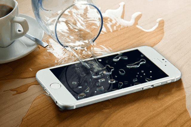 موبایل آب خورده
